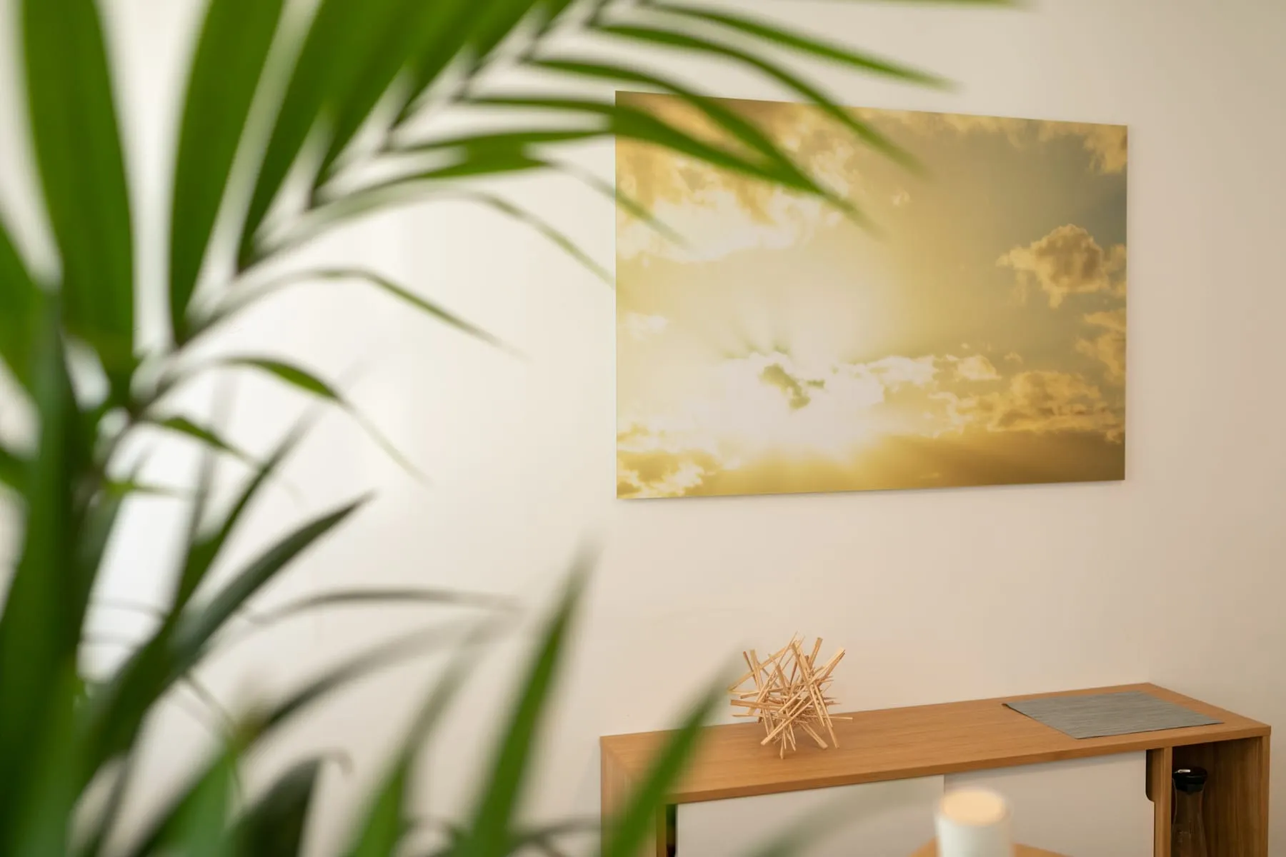Palmenblatt vor einem Wandbild