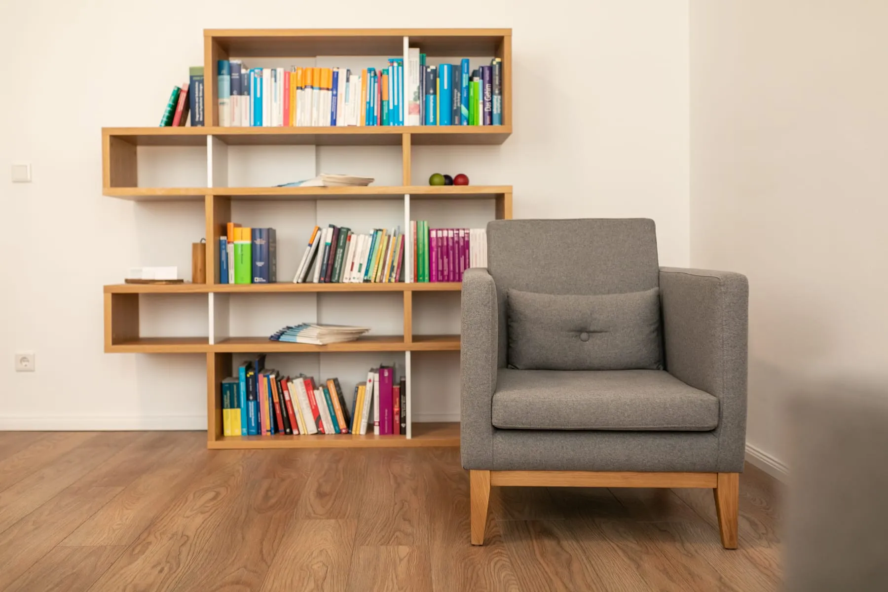 Bücherregal mit Fachliteratur in der Praxis