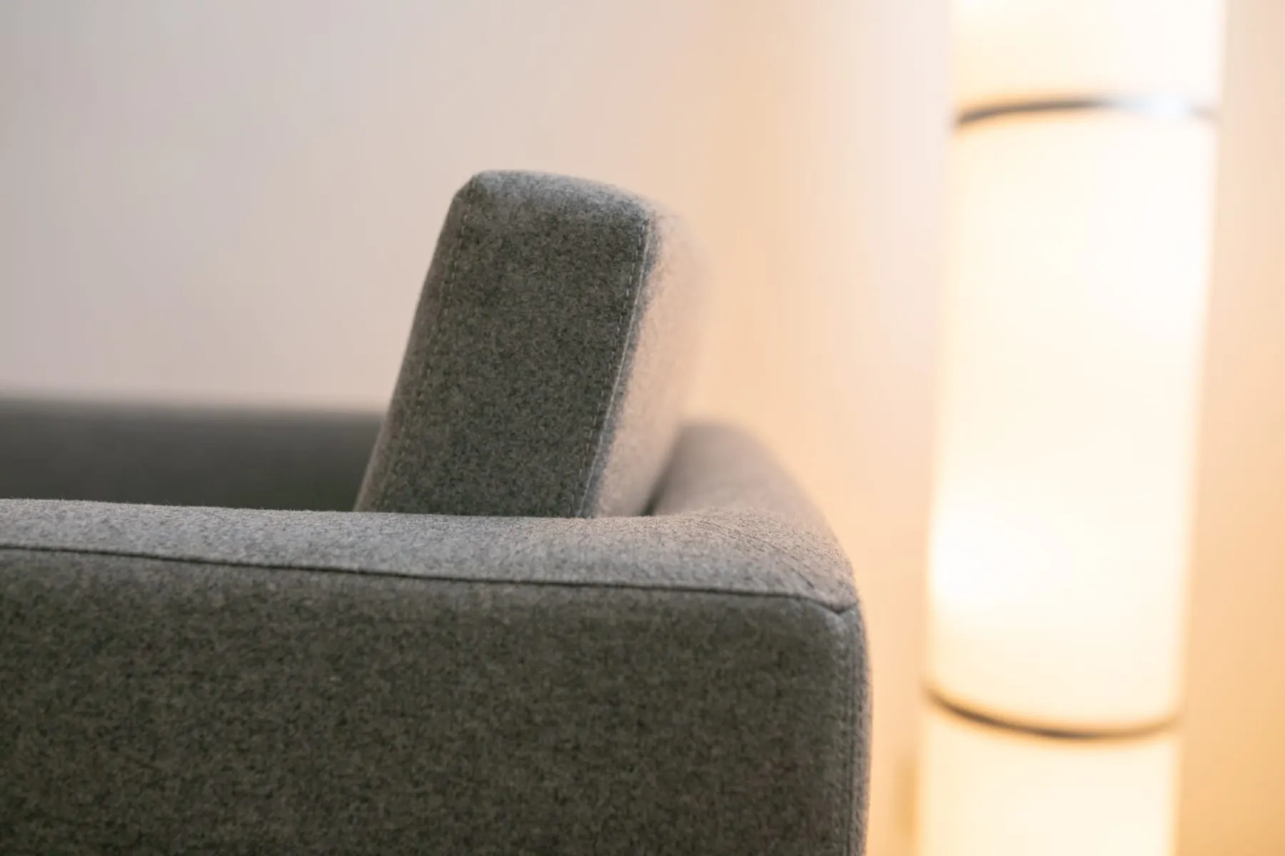 Sessel mit Stehlampe, Detailaufnahme